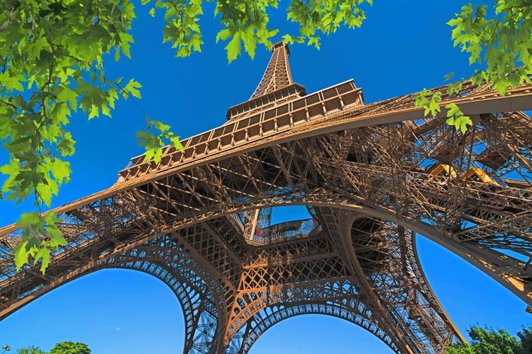 Le Tour Eiffel vue depuis ses pieds