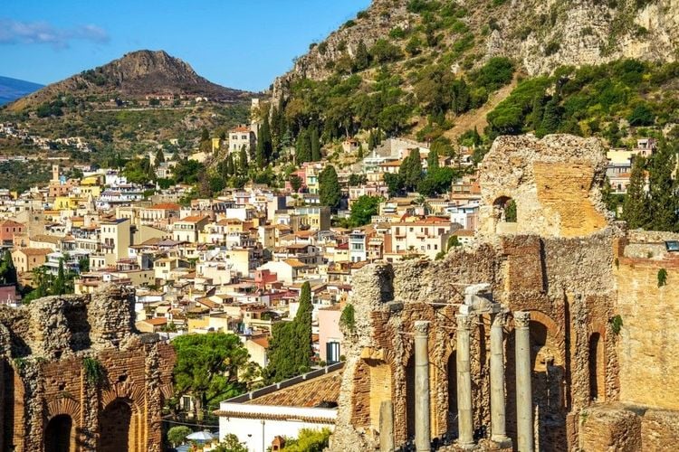 Taormina et l'enceinte du théatre romani en amorce