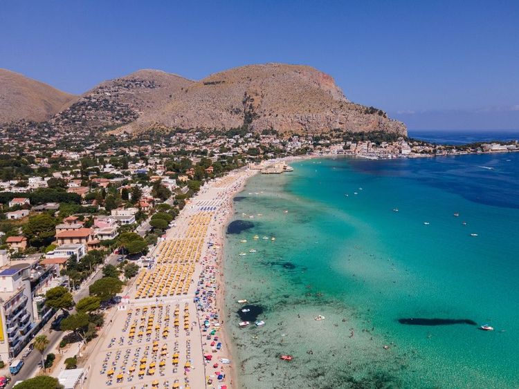 la plage de Mondello en Sicile.