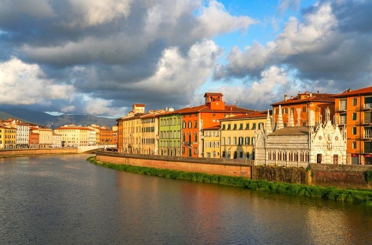 Monuments sur les rives de l'Arno à Pise.