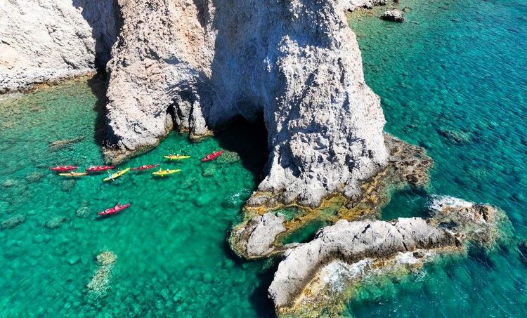 Kayak au départ de la plage de Tsigrado à Milos