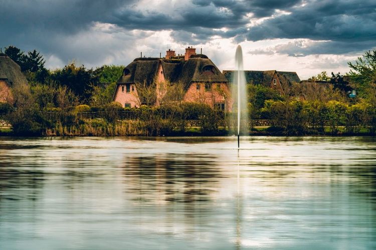 Maison de Sylt avec fontaine et toit de chaume