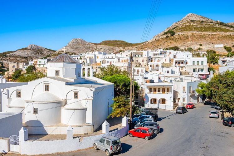 Le village de Koronos et son église, dans les montagnes de naxos