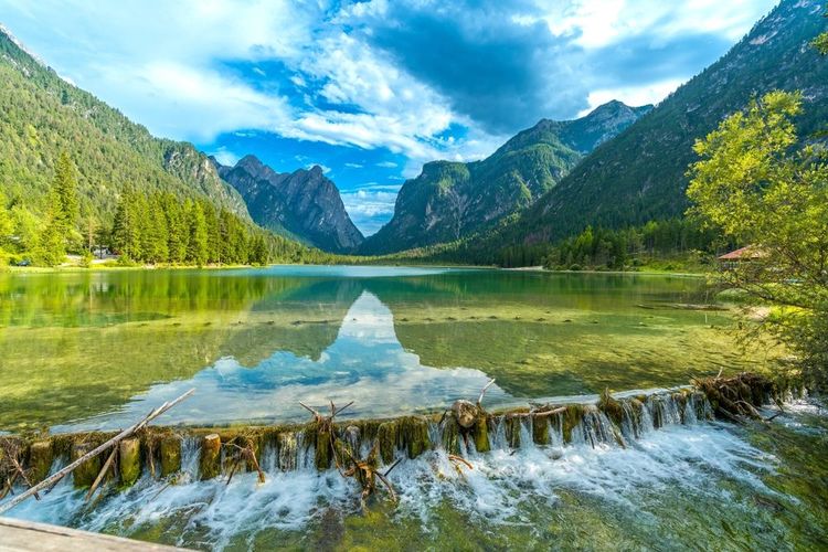 Le lac Dobbiaco, entouré de pics majestueux des dolomites