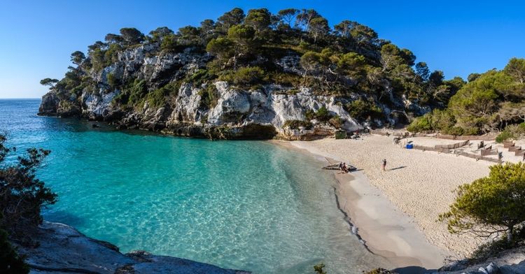 Plage de sable blanc à Cala Macarelleta, Minorque, Espagne