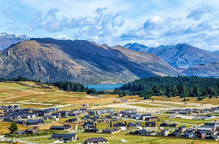 Lac Wanaka et la chaîne de montagnes en arrière-plan.