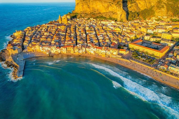 Vue aérienne sur Cefalu et sa plage