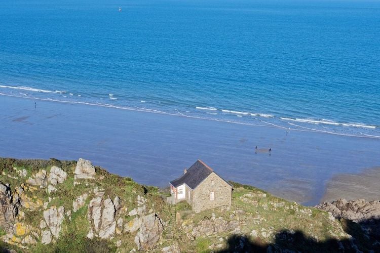 Plage de Bonaparte à Plouha, aux pieds des falaises.