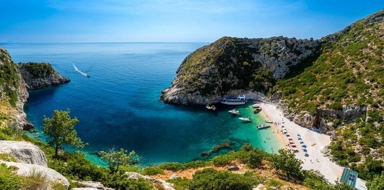 Belle crique et belle plage dans la baie de Grama, Comté de Vlorë
