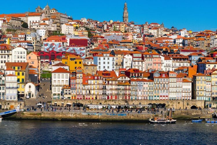 Ribeira, le quartier coloré de Porto, au Portugal.