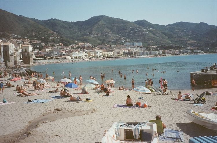 Les touristes sur la plage de Cefalu, Sicile
