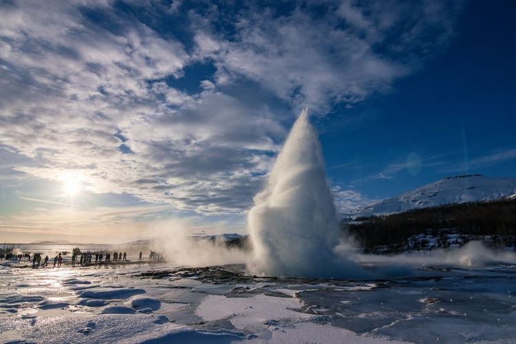 Coucher de soleil à Geyser Strokkur dans Golden Circle (Islande du Sud)