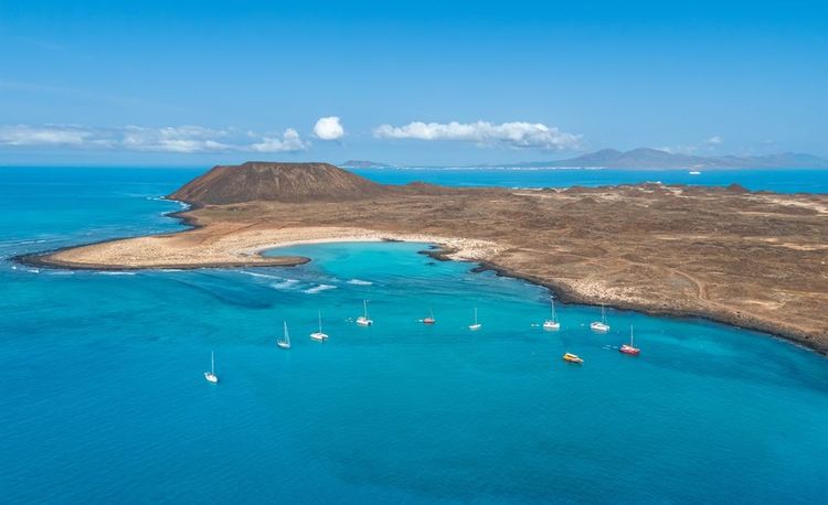 Petite île volcanique de Los Lobos près de Corralejo à Fuerteventura Espagne