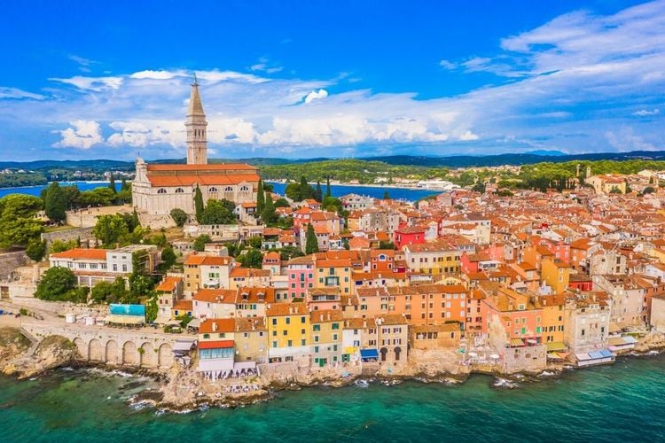 Une vue imprenable sur les façades animées et l'architecture historique de Rovinj, Croatie