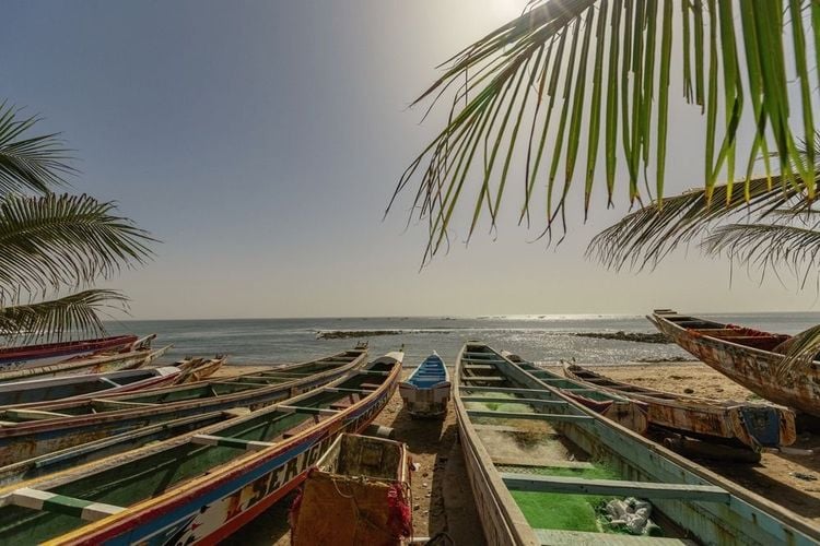 Bateaux de pêche sur la plage de Dakar Sénégal