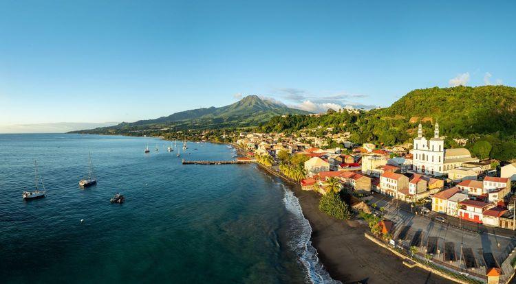 La ville de Saint-Pierre et la montagne Pelée, Martinique
