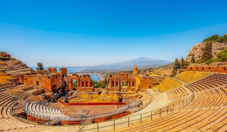 L'amphithéâtre romain de Taormina, l'Etna à l'horizon