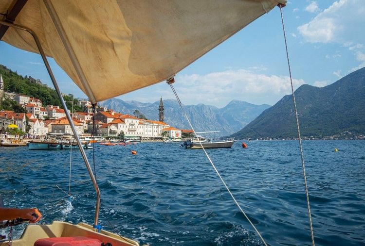 Navigation en voilier à Perast