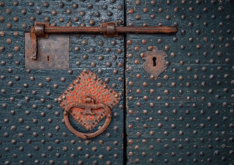 L'une des portes du palais
