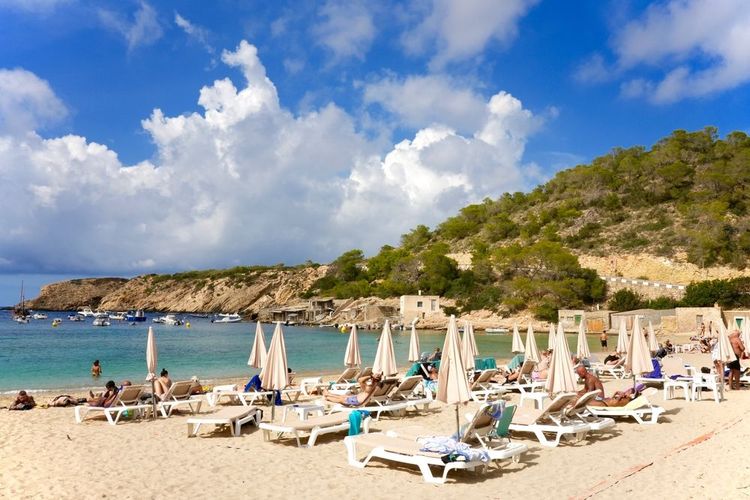 Plage et transats sur la côte ouest d’Ibiza