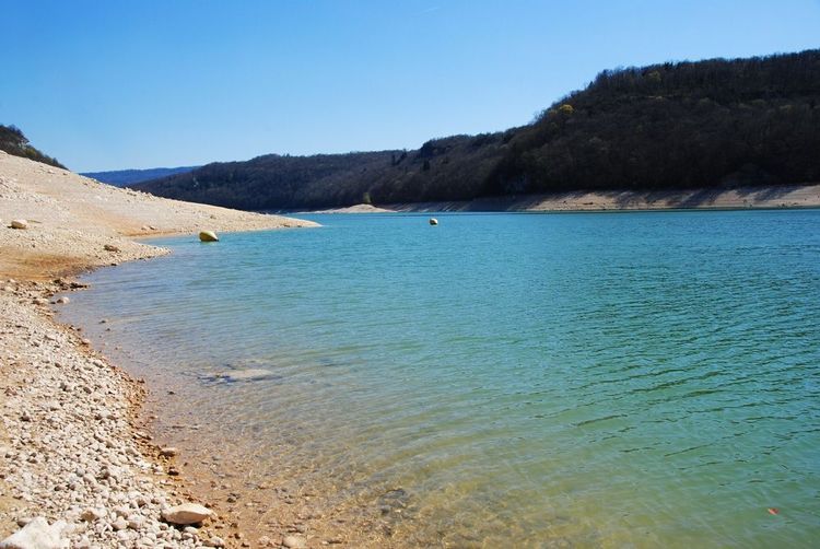 La plage de Surchauffant, aux abords du lac de Vouglans.