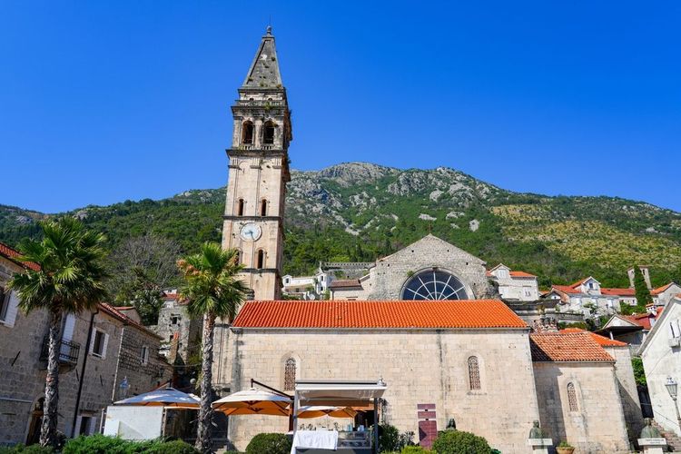 L'église jouxte la place du village et ses palmiers