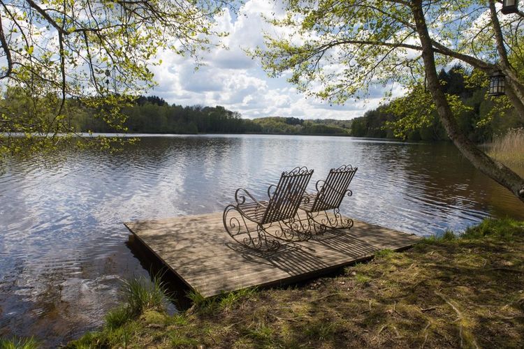Chaises sur le ponton pour se détendre au lac Chamboux, Bourgogne dans le Parc Du Morvan