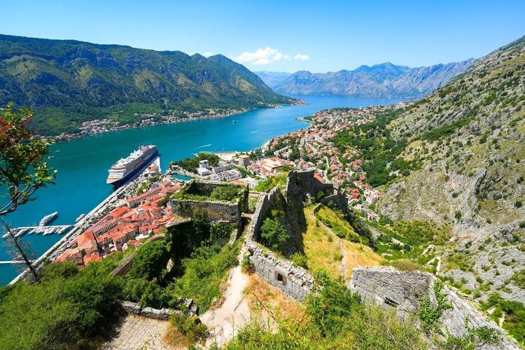 Vue générale panoramique sur la forteresse Saint-Jean de Kotor et les bouches de Kotor
