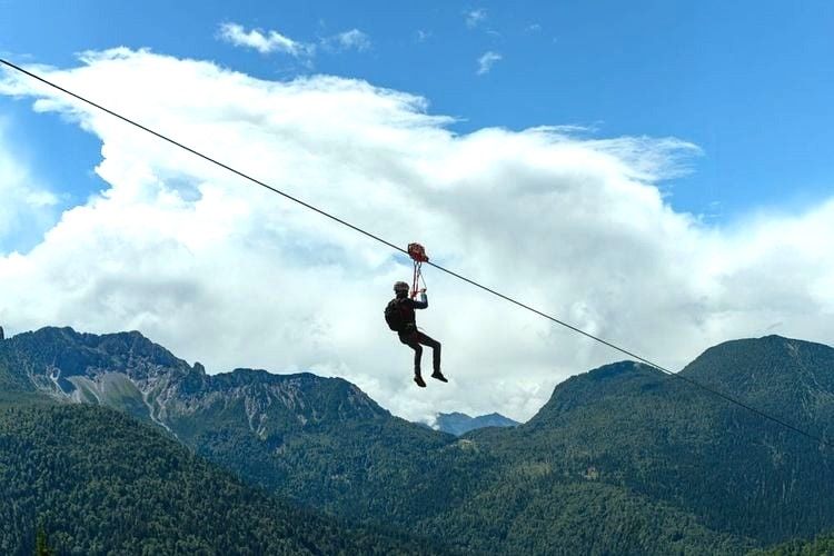 Tyrolienne à la montagne