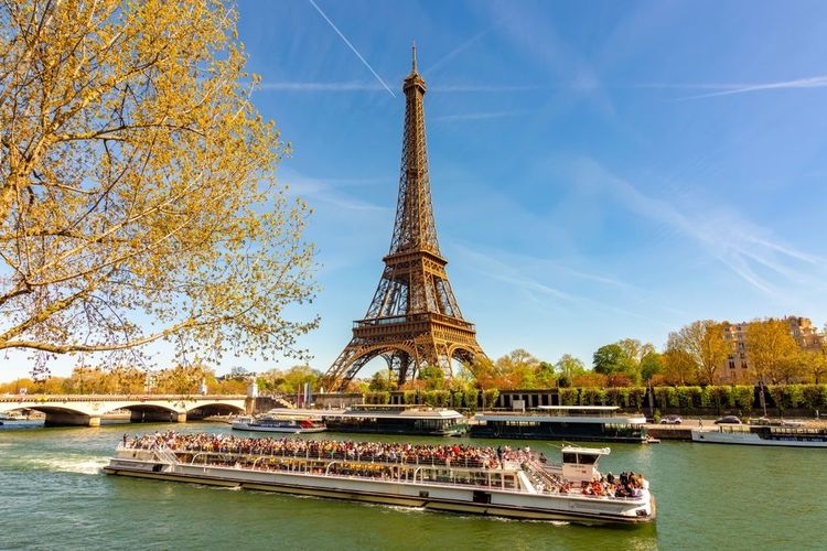 La tour Eiffel, vue depuis la Seine.