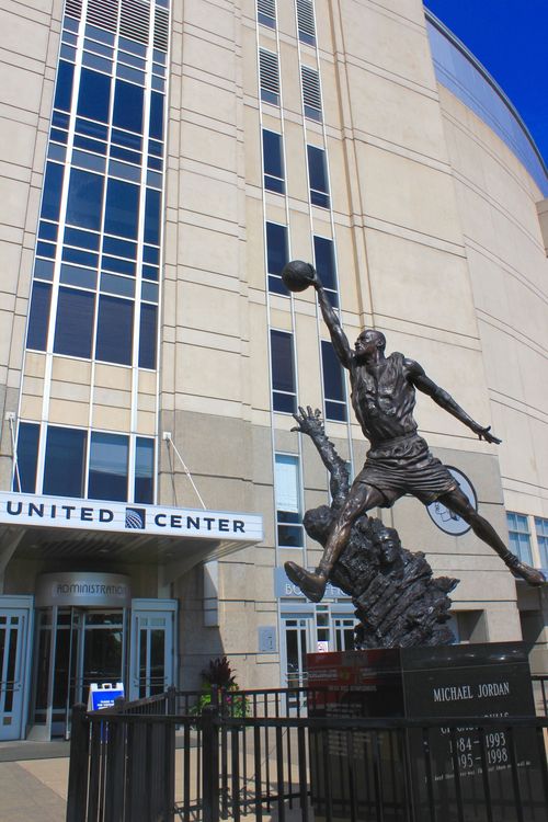 Statua di Michael Jordan davanti alla palestra dello United Center di Chicago