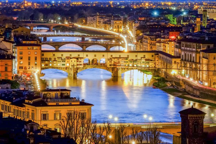 Vista nocturna del Ponte Vecchio