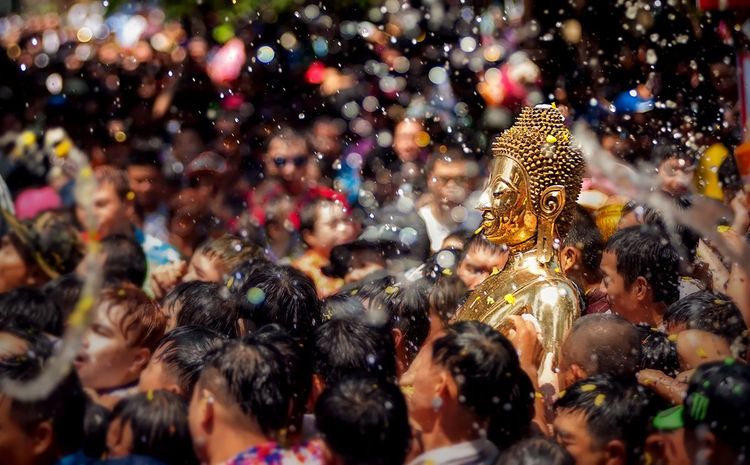 Statue de Buddha pendant la procéssion arrosée d'eau de la cérémonie du Festival de Songkran