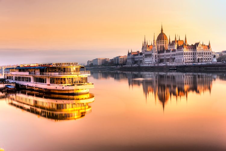 Concerts, beer and lights: cruises on the Danube