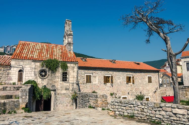 Le charme intemporel du Monastère Sainte-Marie de Punta à Budva