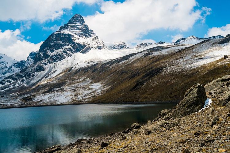 Vue de la montagne Alpamayo depuis le camp de base de Condoriri, La Paz, Bolivie