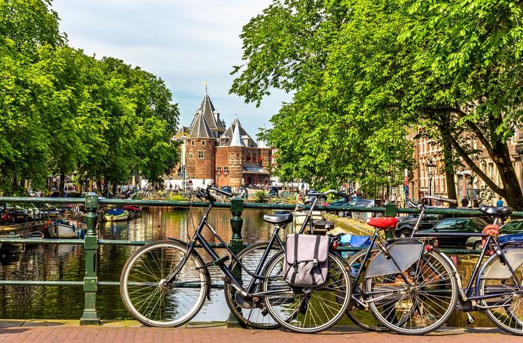 Des vélos près des canaux d'Amsterdam