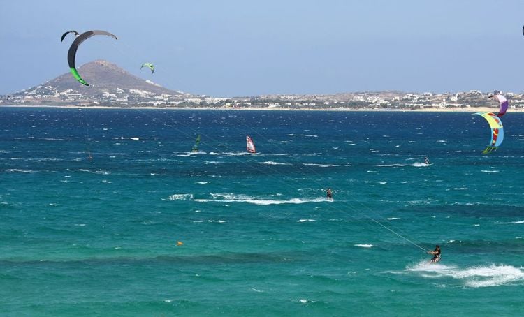 Surfeurs et kitesurfeurs en face de la Golden beach