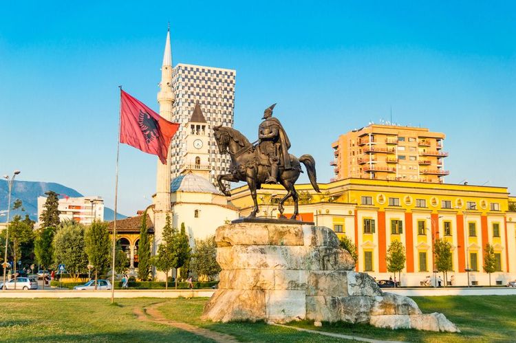 Le palais de la Culture, sur la place Skanderbeg, se trouve tout près de la mosquée et du Musée national d'Histoire
