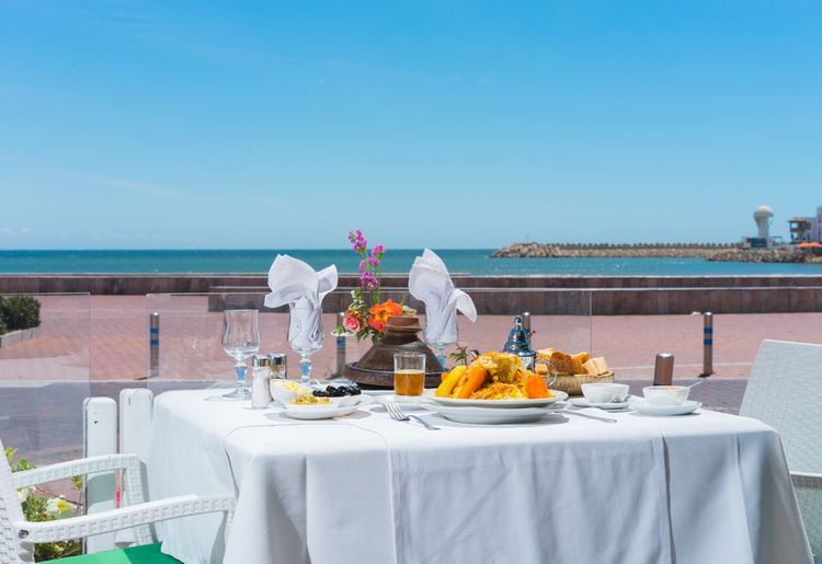 Tavolo del ristorante con vista sul mare ad Agadir