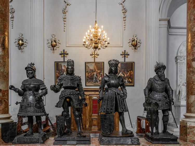 El emperador Rodolfo está representado en la segunda estatua desde la izquierda.