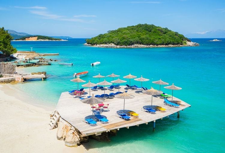 Une terrasse sur pilotis sur la plage de Ksamil