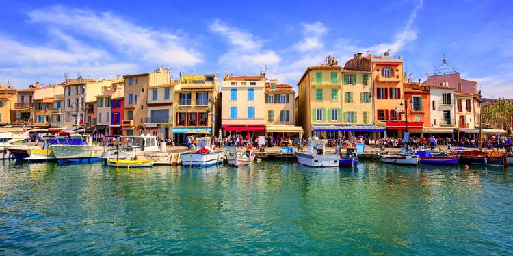 The port of Cassis is colored by pointus