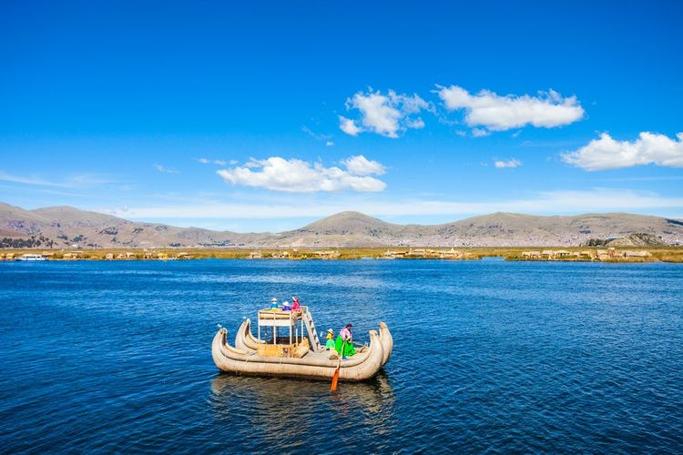 Totora boat sur le lac Titicaca près de Puno, Pérou