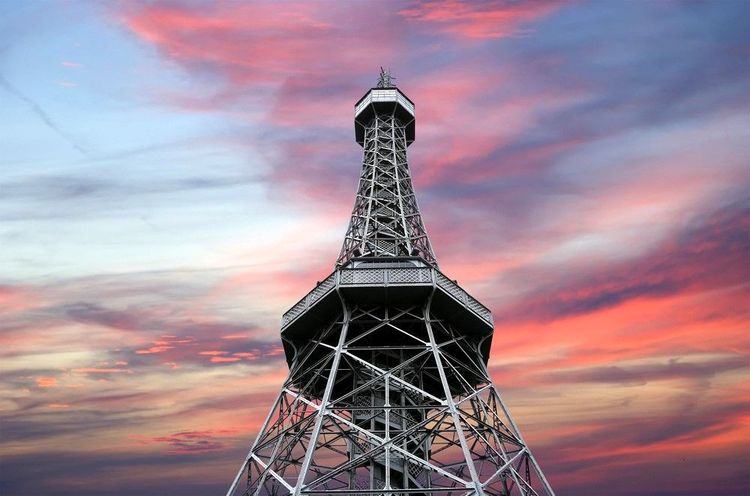 Contrairement à la tour Eiffel, la tour de Pétrin à 8 faces