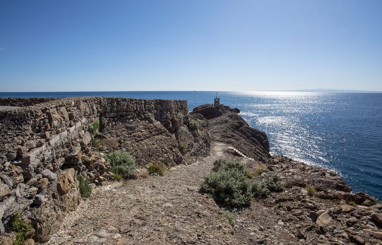 Le sentier qui mène à Punta Chiappa.