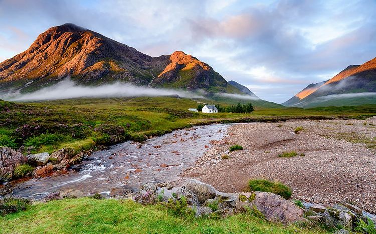 Glen Coe, cottage sulle rive del Coupall di fronte al monte Buachaille Etive Mor