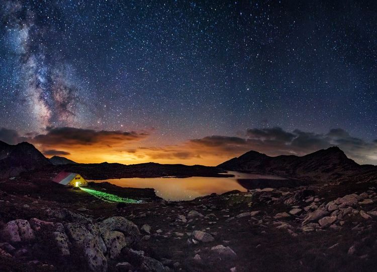 Le lac Tevno est réputé pour son point de vue sur la Voie Lactée