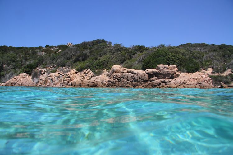 Das türkisfarbene Wasser am Strand von Paraguan lädt zum Schwimmen ein!