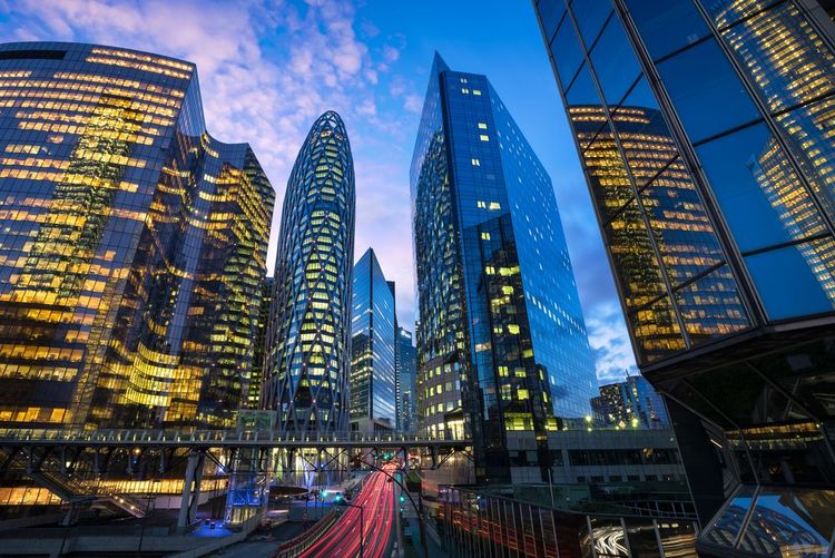 Le quartier de la Défense à la nuit tombée.